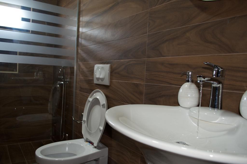 Flo Apartments Улцин Екстериор снимка